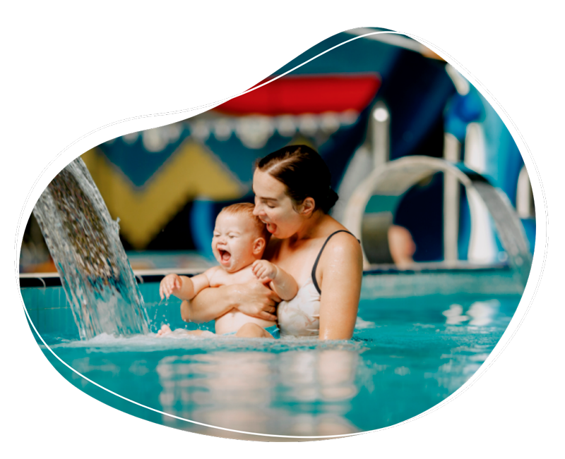 Mulher sorrindo com bebê em piscina de resort
